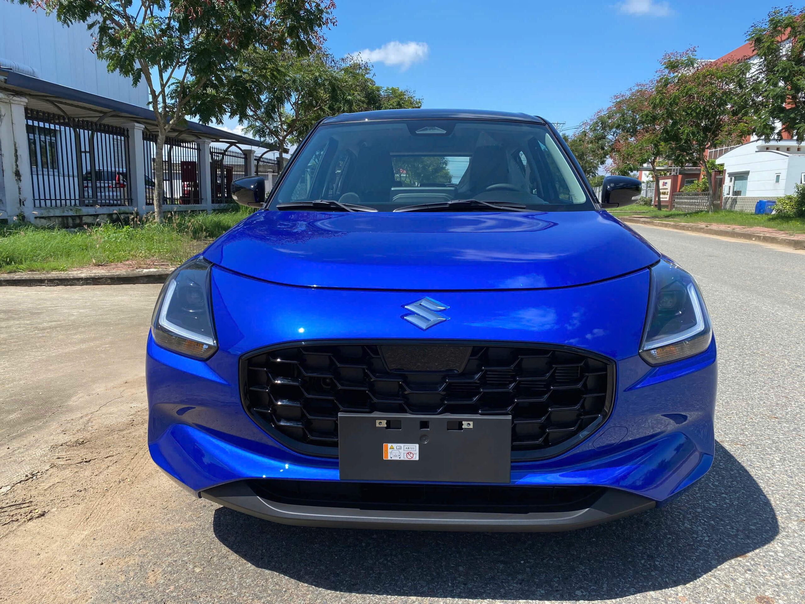 So sánh Suzuki Swift Hybrid và Suzuki Swift xăng